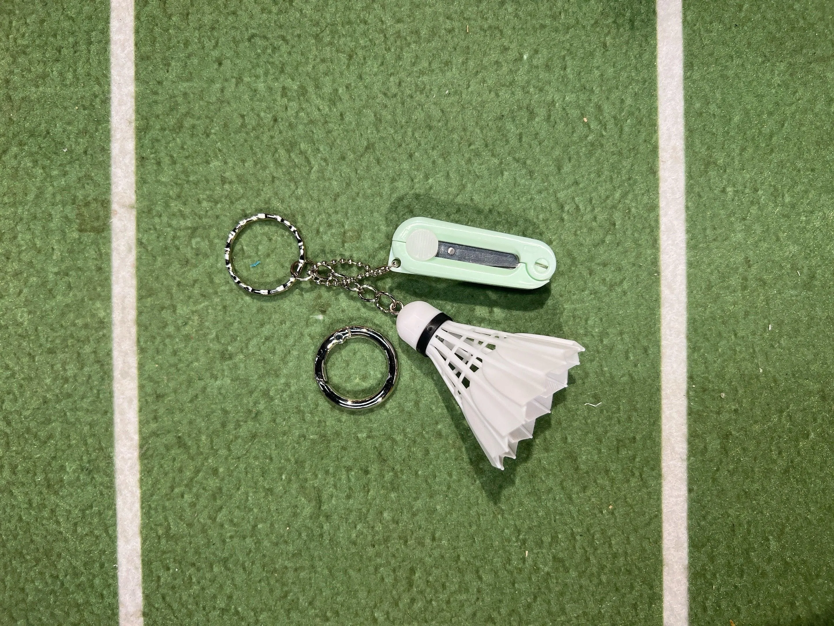 Yumo Creative - Shuttlecock keychain with mini string cutter