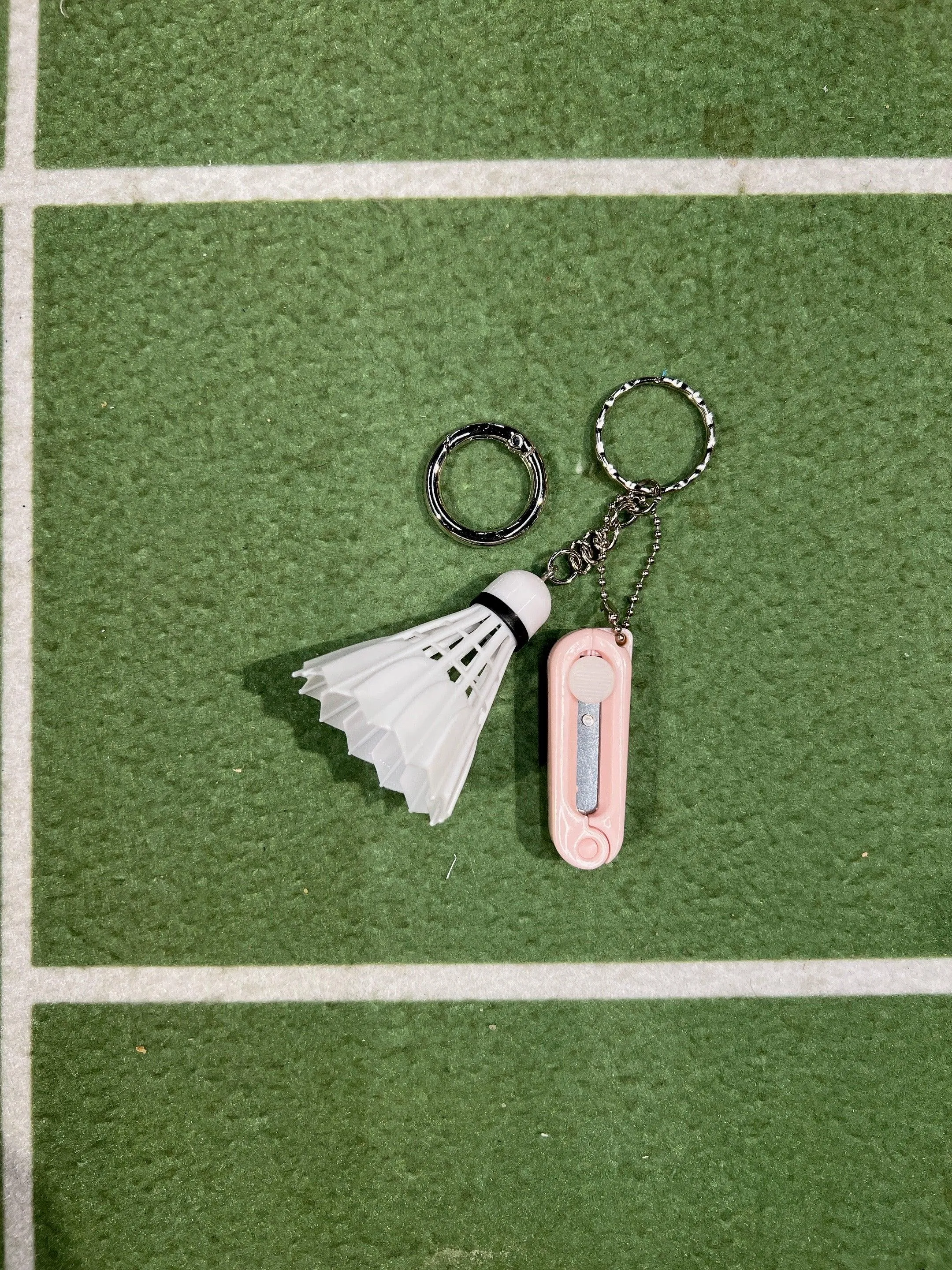 Yumo Creative - Shuttlecock keychain with mini string cutter